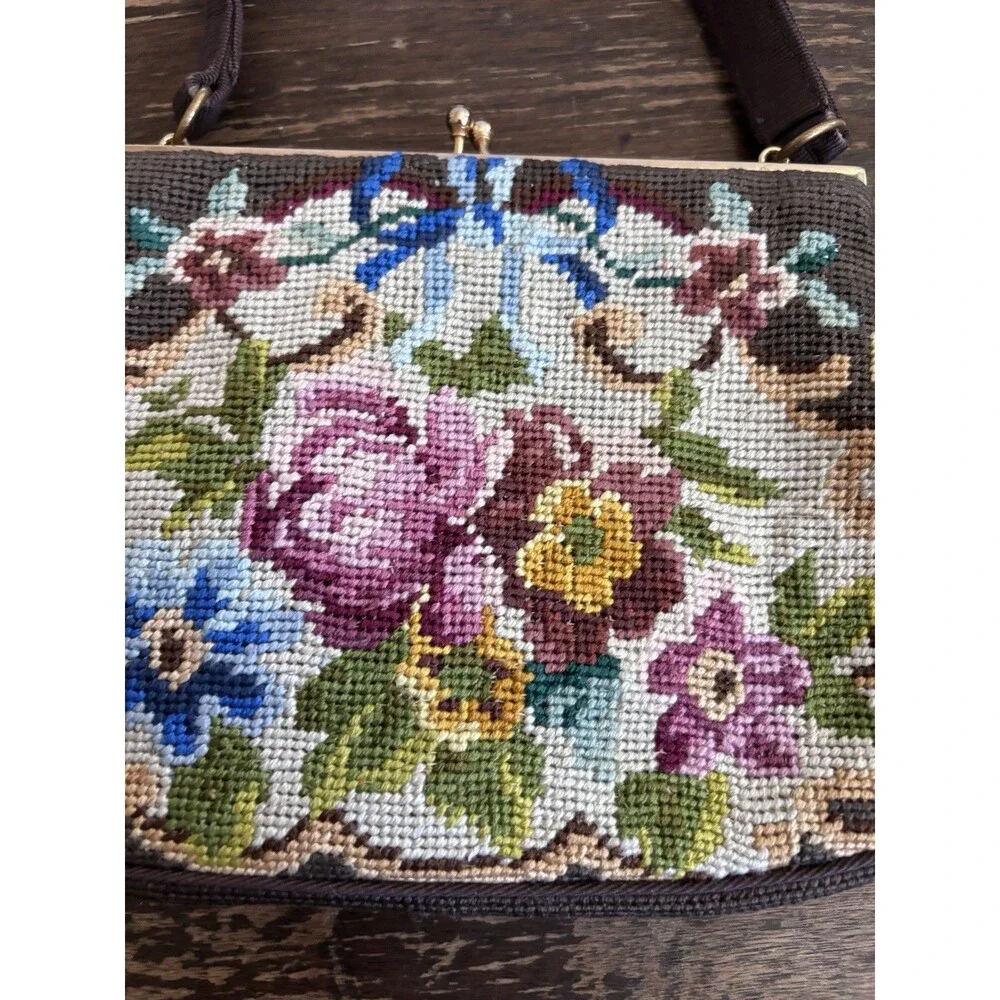 Vintage Floral Needlepoint Tapestry Handbag KISS Lock Purse W/coin Purse Talon